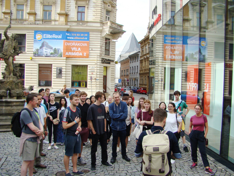 Více než stovka cizinců se na UP začala učit česky