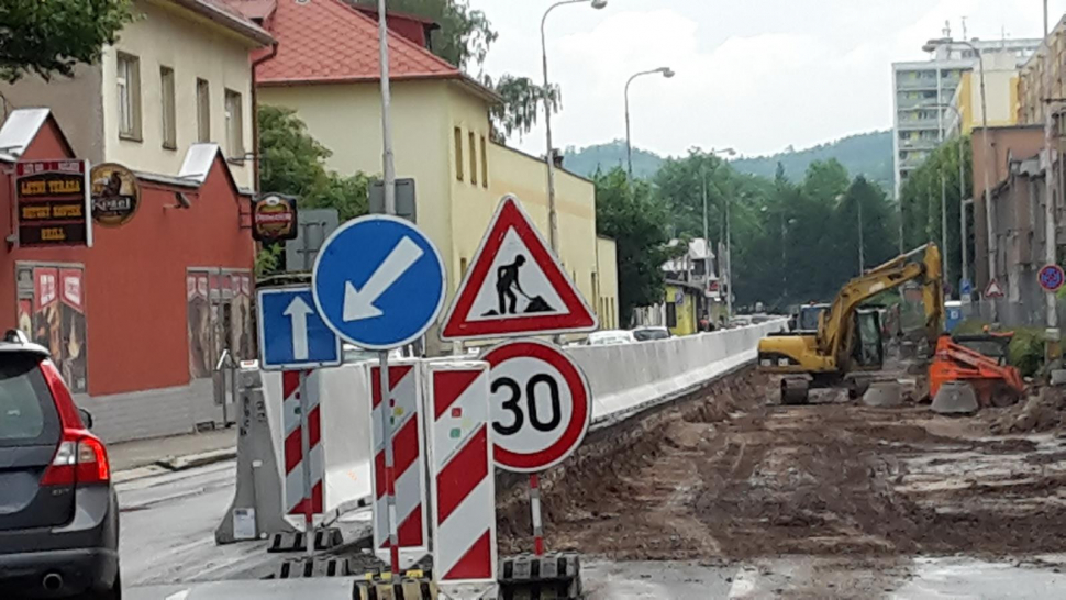 Léto ve znamení modernizace silnic: Šternberk i Hanušovice