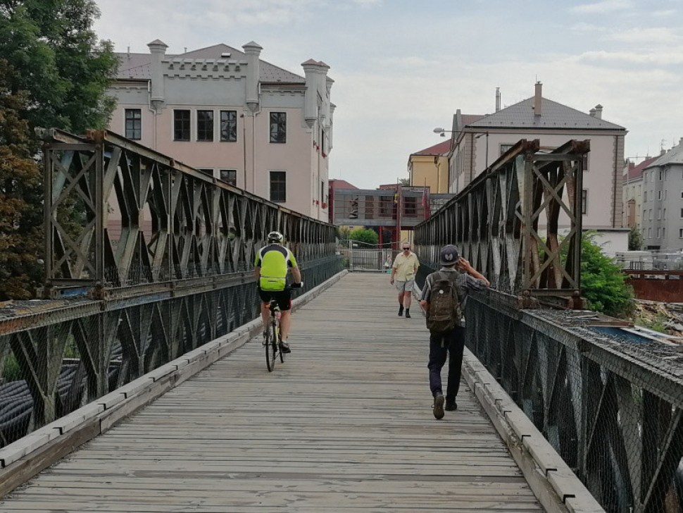 Neukáznění cyklisté v Olomouci ničí lávku a ruší lidi