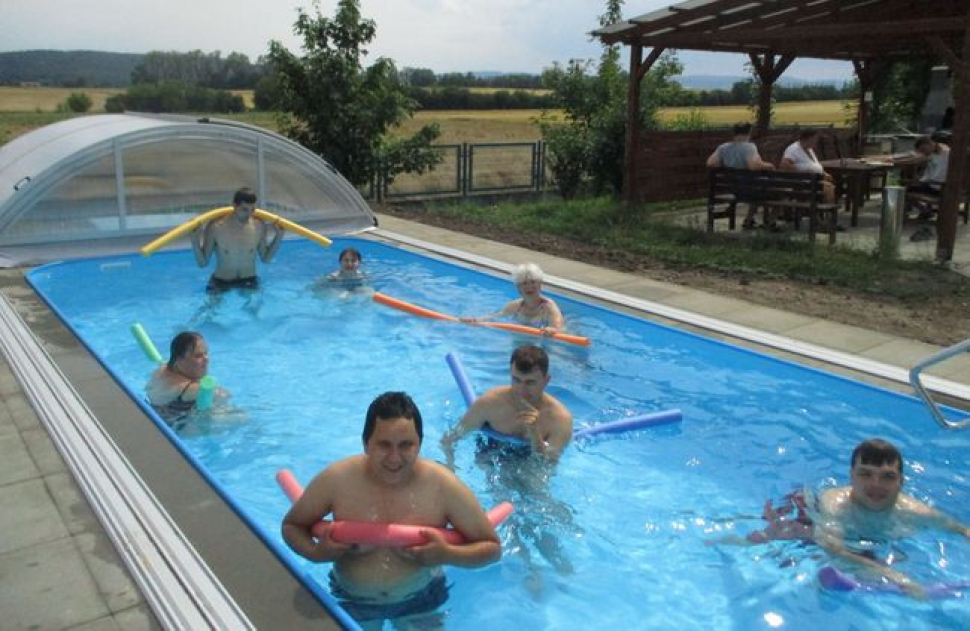 Klienti Barborky si užívají nový bazén pro postižené