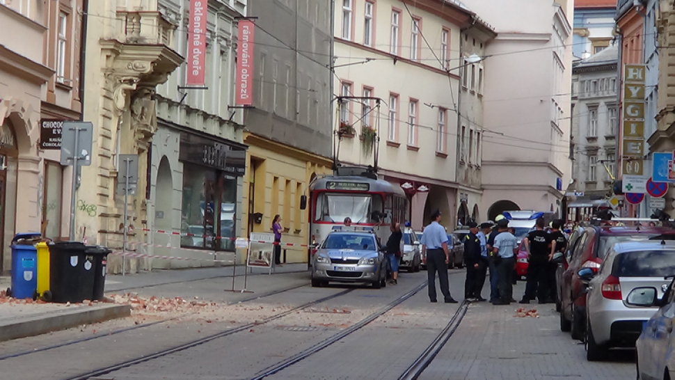 U Koruny spadla fasáda domu na projíždějící tramvaj