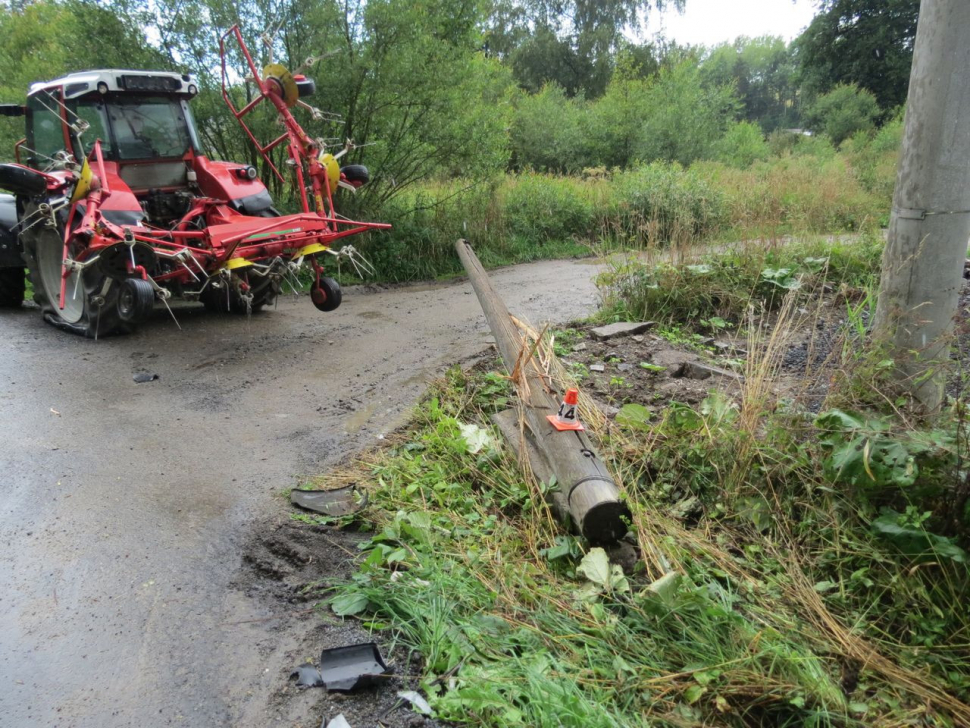 V Chrasticích na Šumpersku se srazil traktor s tranzitem