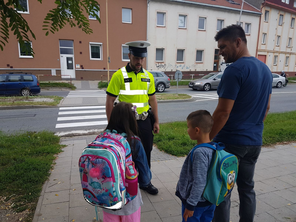 První školní den policisté dohlíželi na děti na přechodech