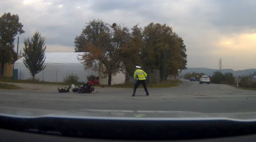 Zfetovaný motorkář, který srazil policistku, je obviněn