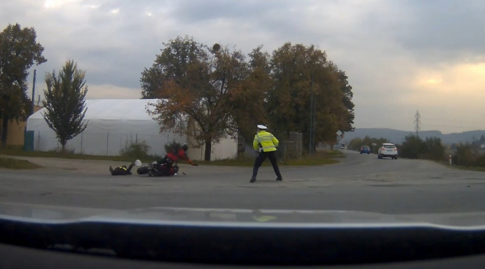 Zfetovaný motorkář, který srazil policistku, je obviněn