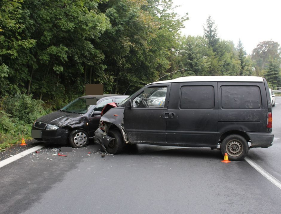 Mezi Horní Loděnicí a Lipinou bourala dvě osobní auta