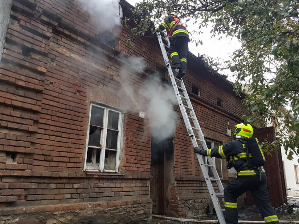 V Brodku u Přerova ve čtvrtek odpoledne hořel rodinný dům