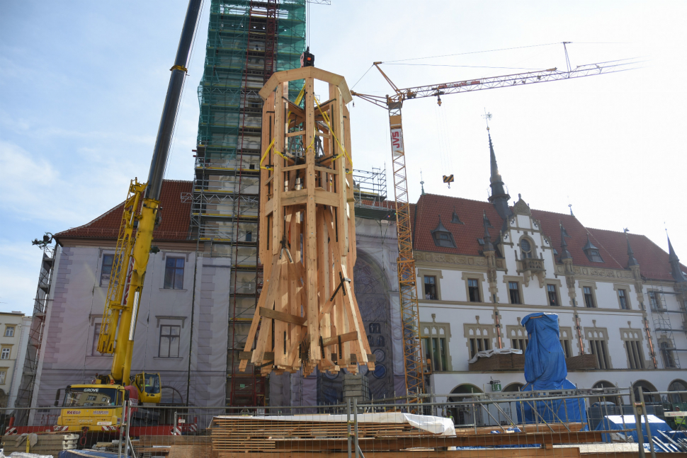 Olomoucká radnice postupně dostává zpět svou špici