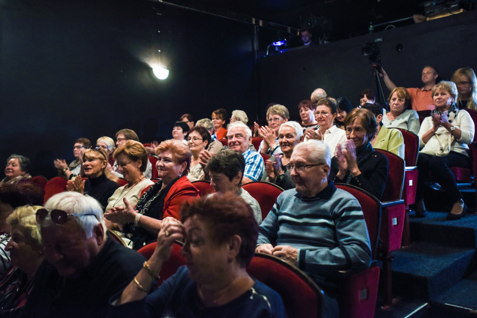 Senioři se zúčastnili představení s preventivní tématikou