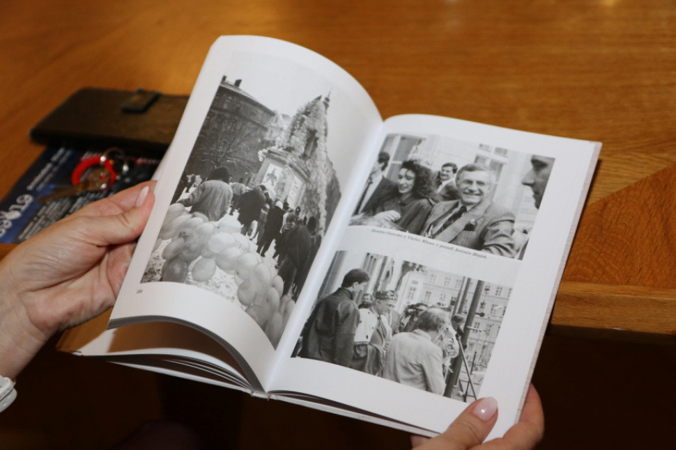 Olomouc má svou vlastní knihu o událostech roku 1989