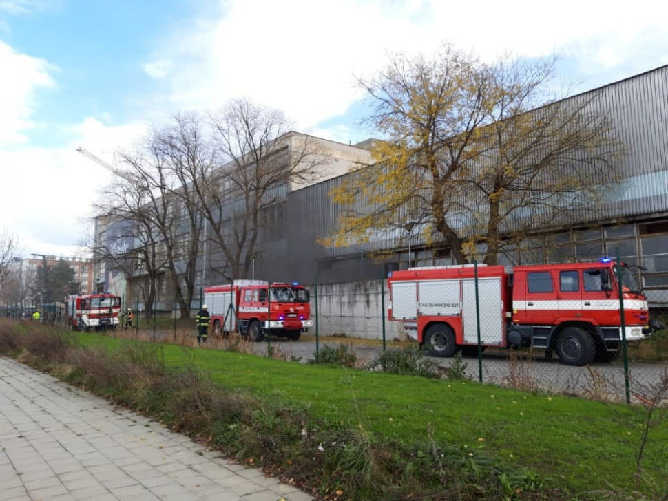 Požár zachvátil průmyslový areál v Přerově
