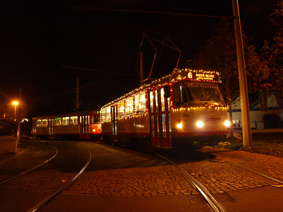 Olomoucké ulice opět brázdí vánoční tramvaj