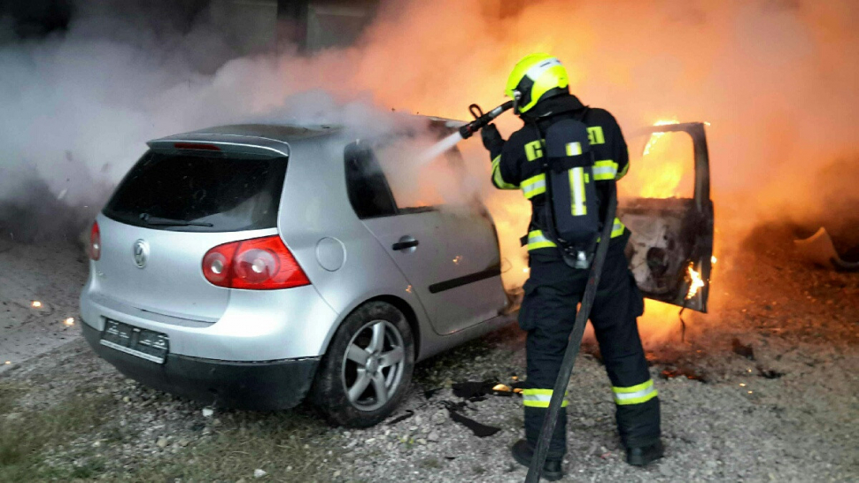 Ve Slavoníně dnes ráno hořelo auto