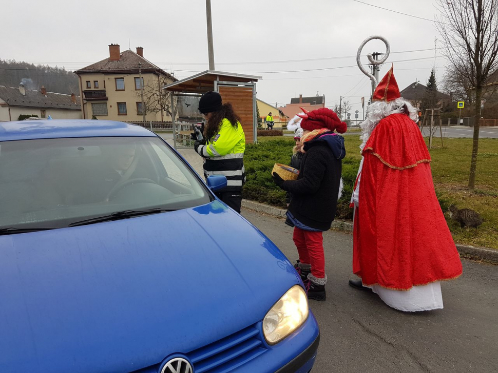 Řidiče v Hrabové na Zábřežsku kontrolovali Mikuláš s čertem