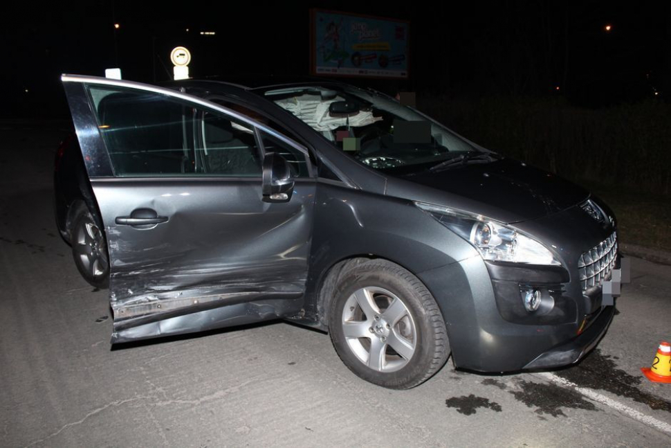 V Olomouci došlo ke srážce dvou aut, jedno skončilo ve sloupu