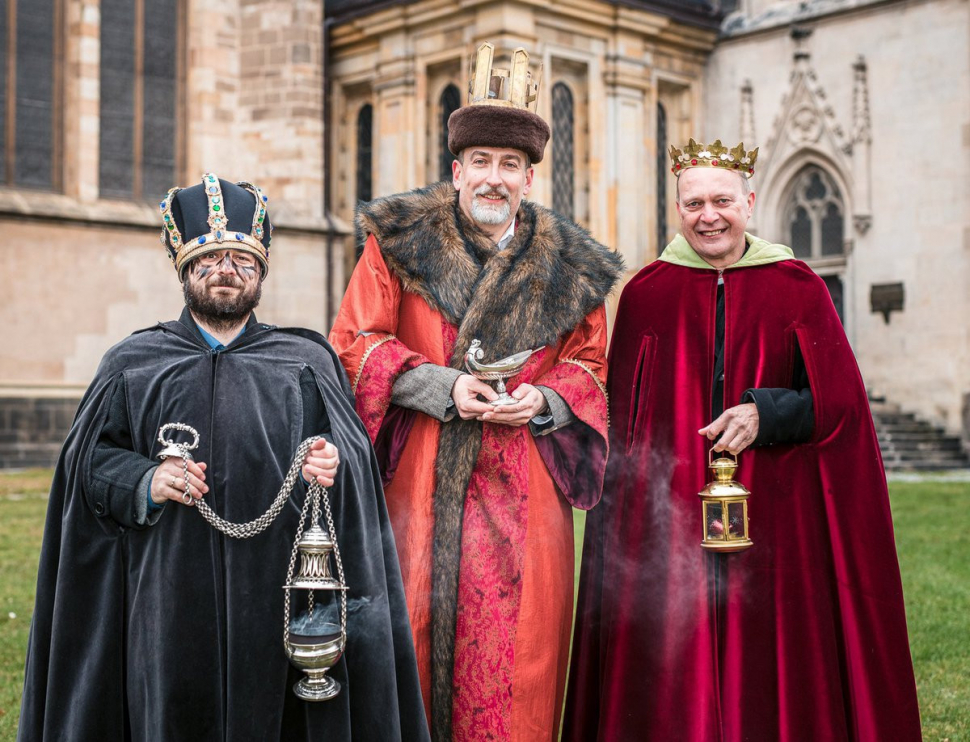 Kostým tří králů oblékne i primátor, biskup a ředitel charity