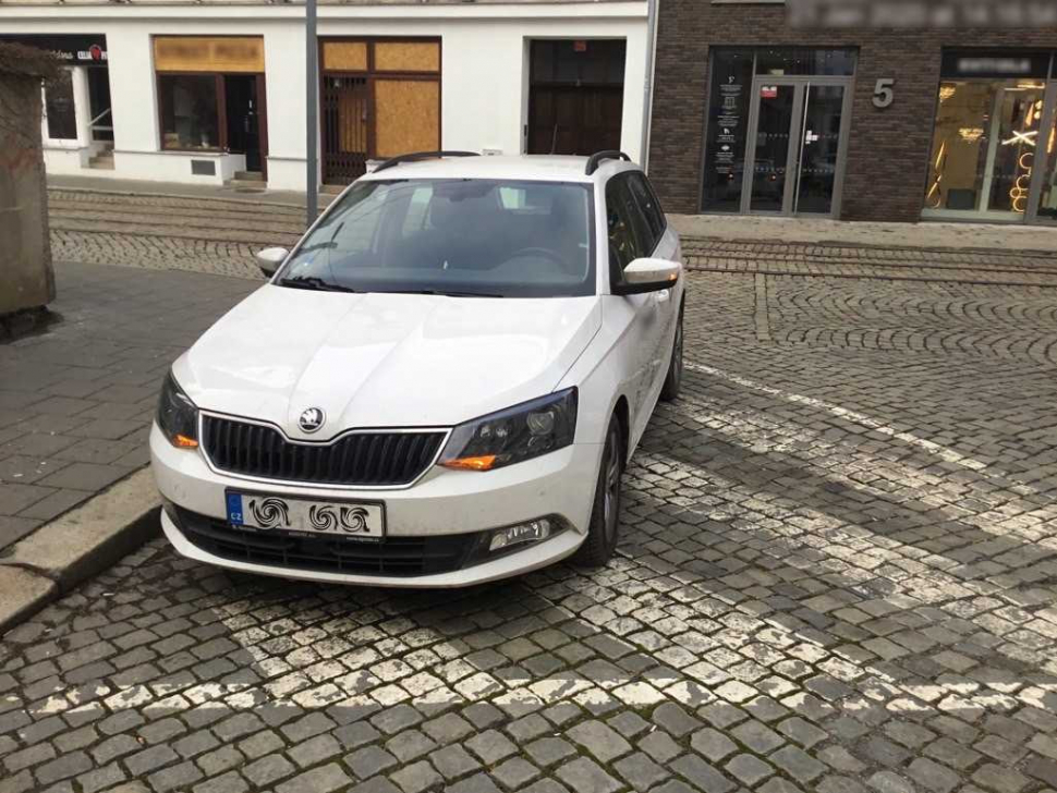 Muž z Olomouce si se zákazem řízení skočil autem pro rohlíky