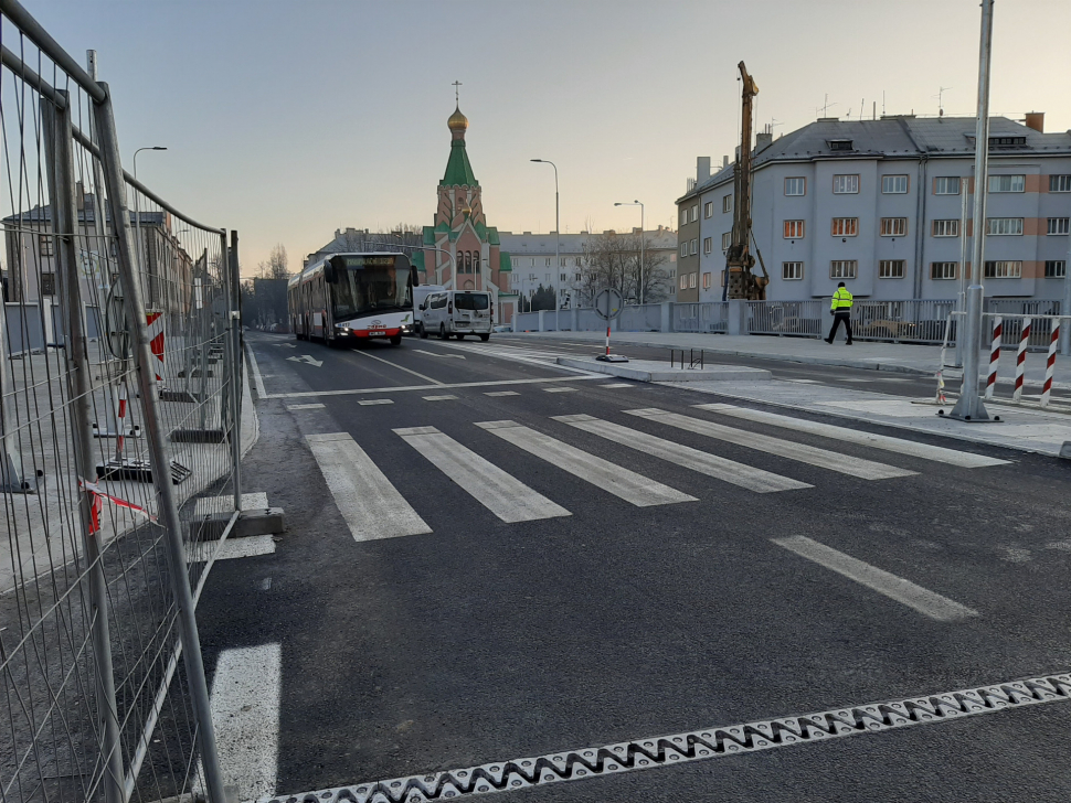Práce kolem mostu v Komenského ulici pokračují