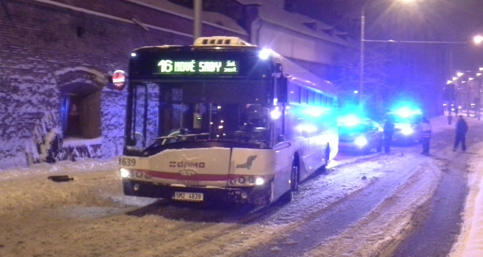 V přívalech sněhu bourají i autobusy MHD. Zítra začne tát a bude ještě hůř