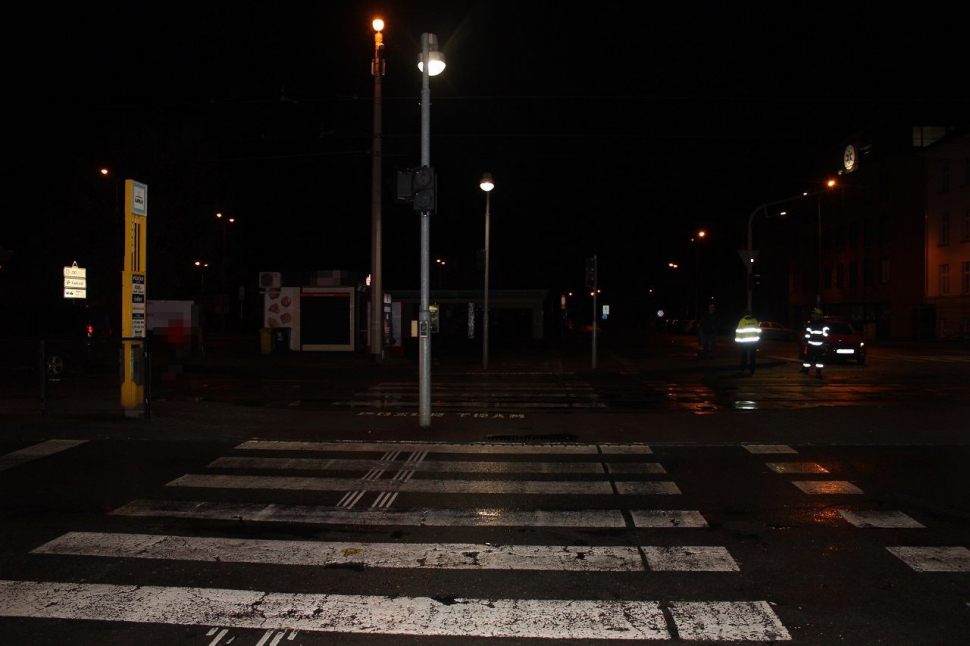 Řidič v Olomouci v noci srazil chodkyni na přechodu