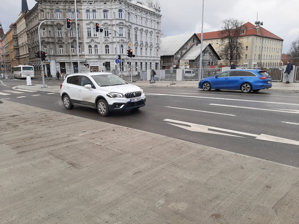 Most v Komenského ulici je průjezdný i pro osobní auta