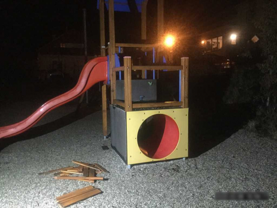 Neznámý vandal zdemoloval dětské hřiště na Kopečku