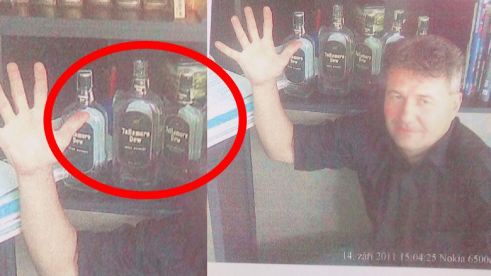 Vedoucí prostějovského stavebního úřadu měl skříň plnou tvrdého alkoholu. Máme foto