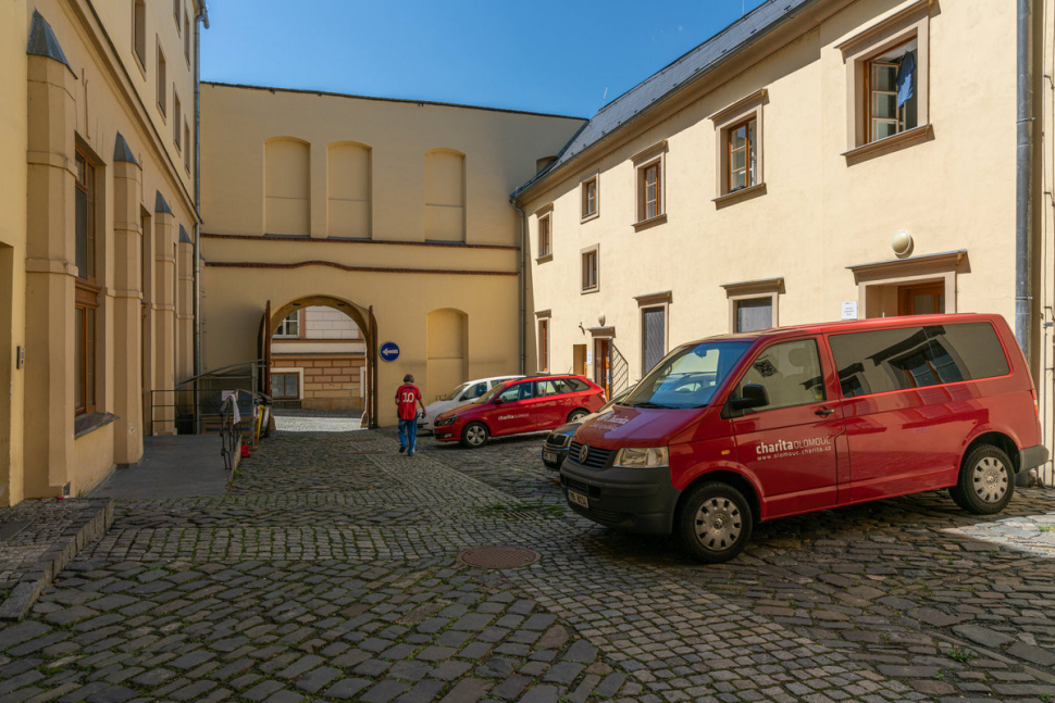 V Olomouci s nákupem seniorům pomůže charita