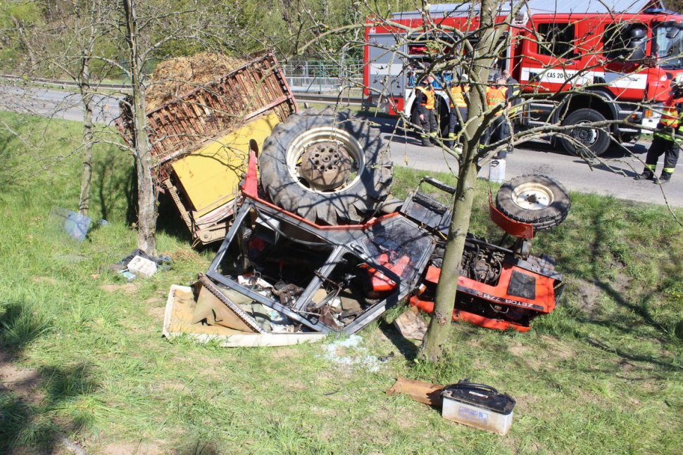 Řidič v Plumlově převrátil na bok svůj traktor