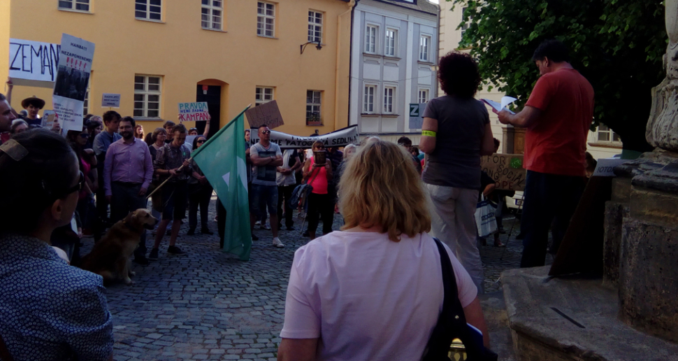 VIDEO UVNITŘ: Olomouc se připojila k sérii demonstrací Proč? Proto!