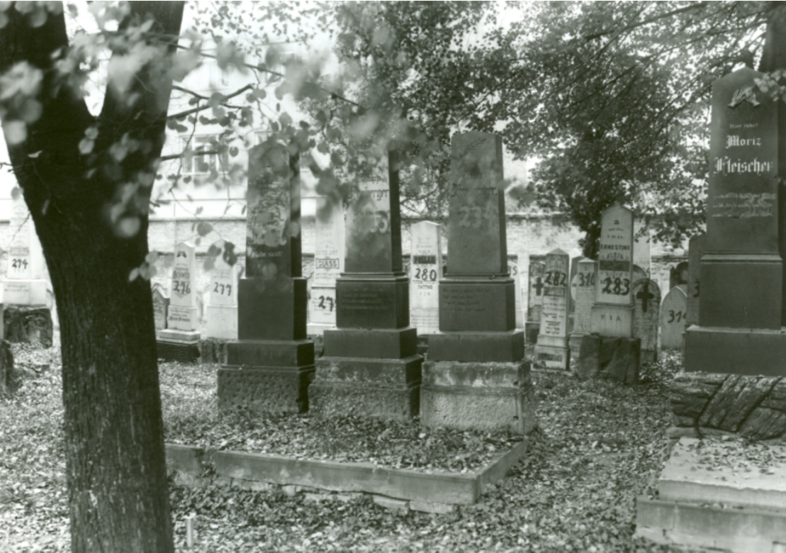 Ze židovského hřbitova - před r. 1940