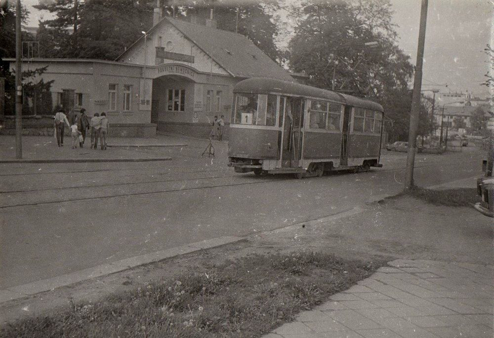 Historická fotografie tramvaje mířící k Fakultní nemocnici Olomouc.